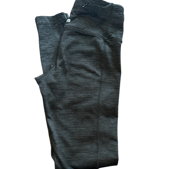 Mondetta athletic pants in a size XS. Back zipper pocket, good condition - Picture 3 of 4